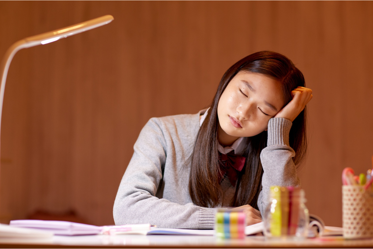 勉強へのやる気が出ない女の子のイメージ