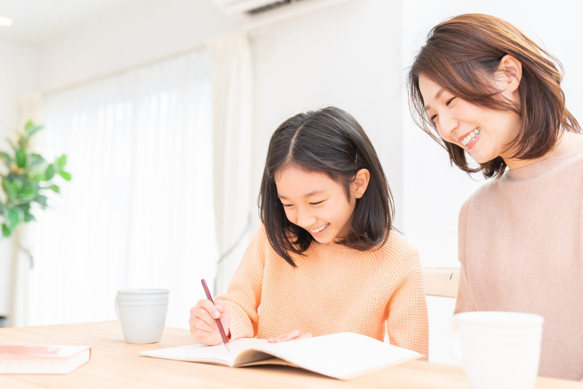 親子で勉強について話し合うイメージ