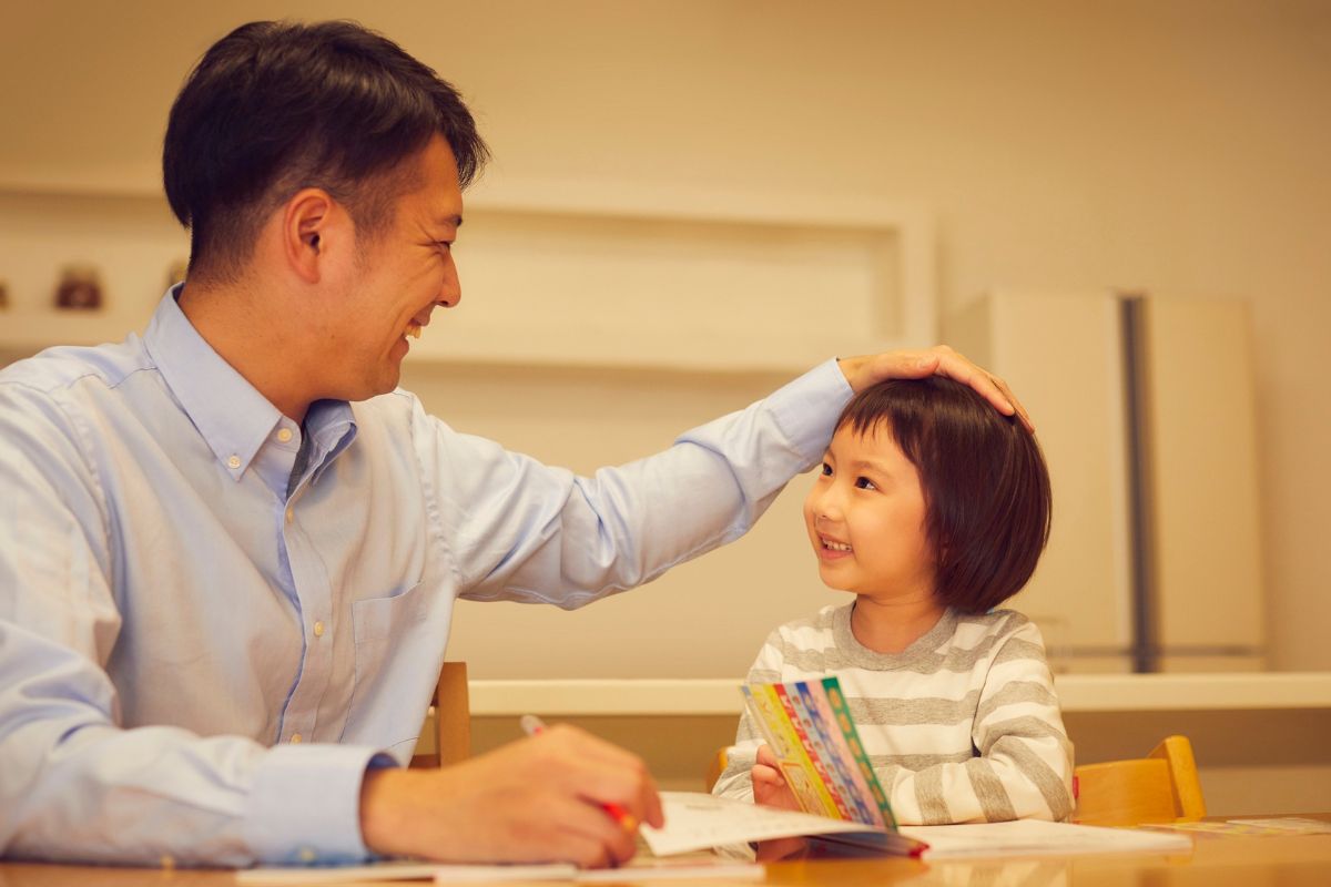 親子で学ぶ時間を楽しむ様子