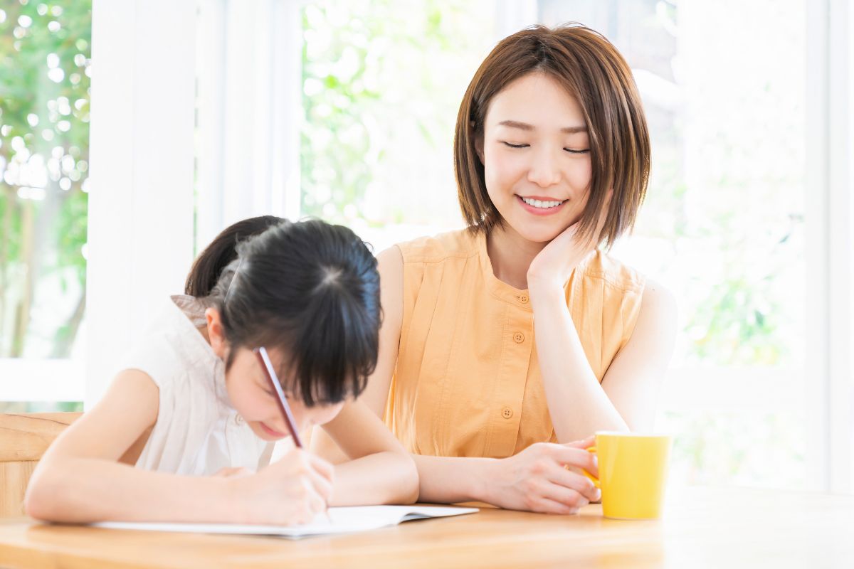 親子で一緒に家庭学習に取り組む様子