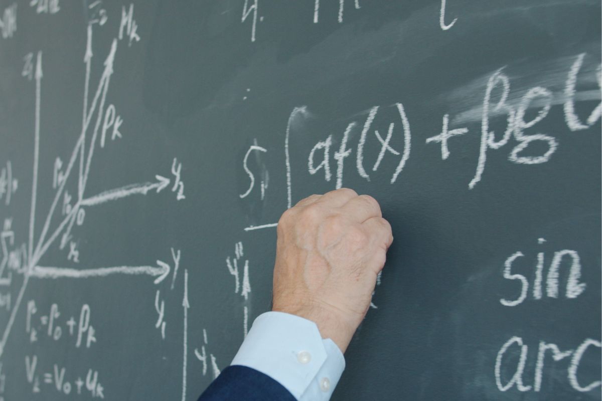 数学の基礎を学習する様子
