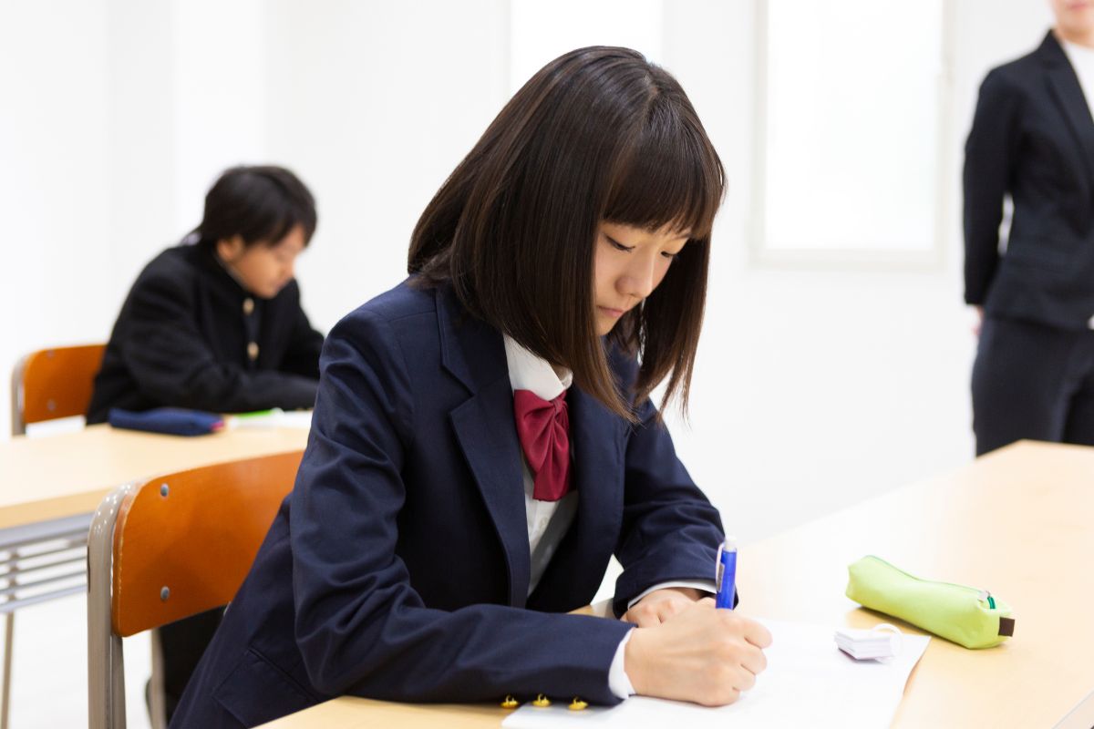 苦手な部分を重点的に学習する中学生
