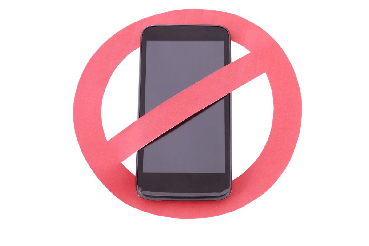 勉強中にスマホを遠ざけるイメージ