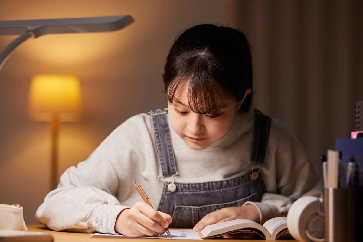 夜の時間を活用して勉強するイメージ