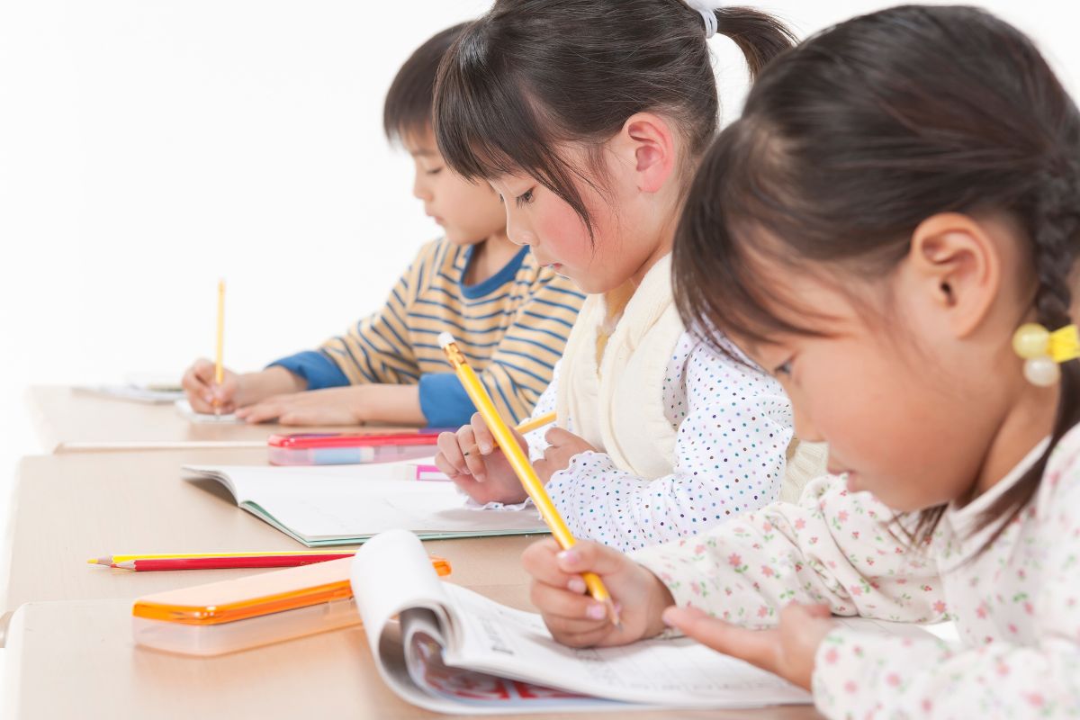 計画を見直しながら勉強を続けるイメージ