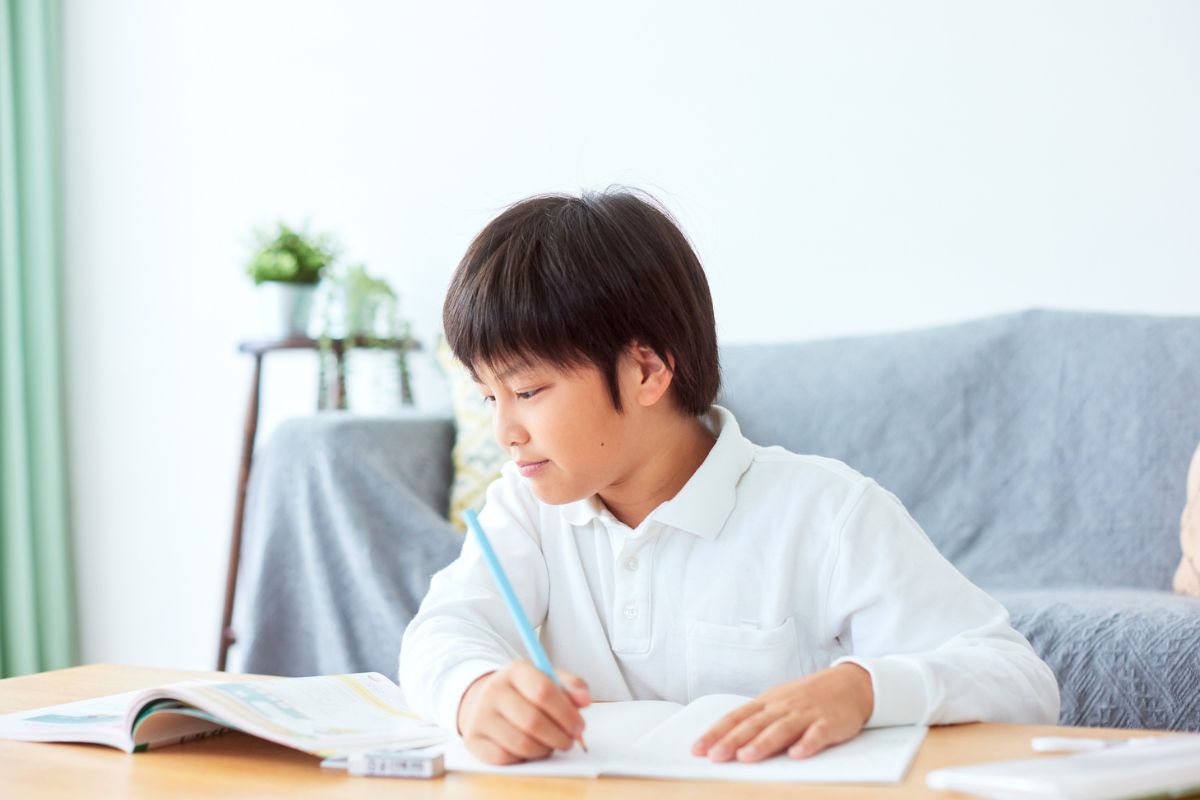 自宅で集中して勉強する様子