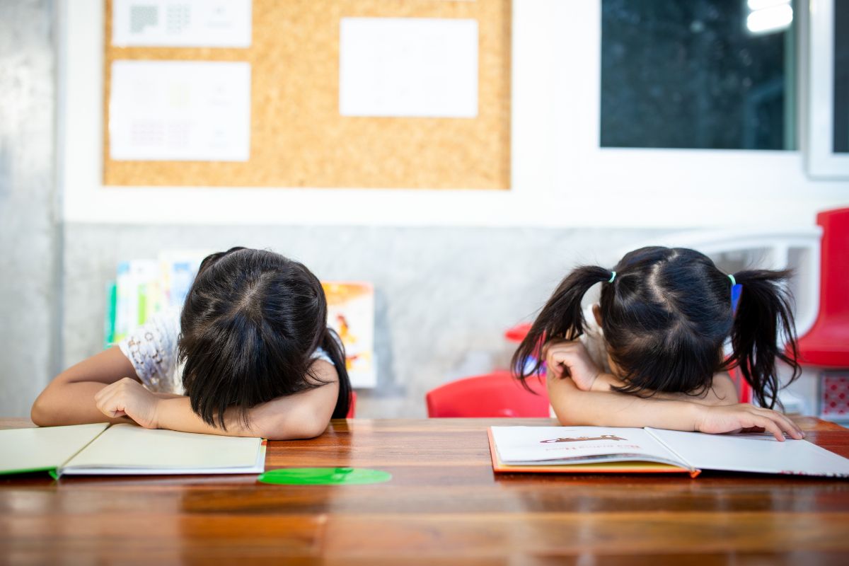 集中して勉強する中学生