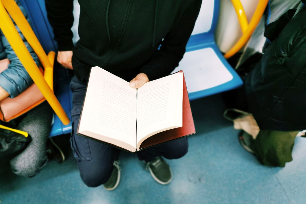 通学中に教科書やノートを確認するイメージ