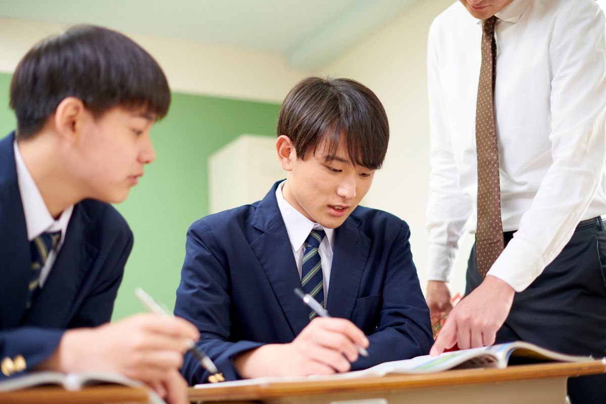 先生や友達の言葉をきっかけに勉強への意識が変わる中学生