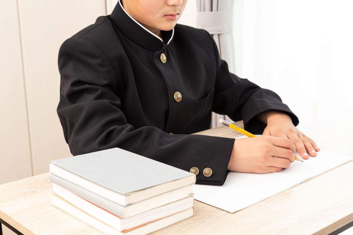 失敗を振り返りながら勉強する中学生