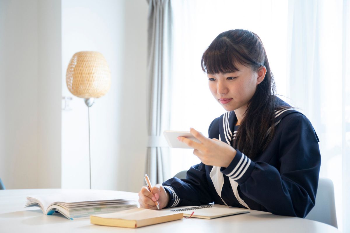 スマホを見ながら勉強する様子