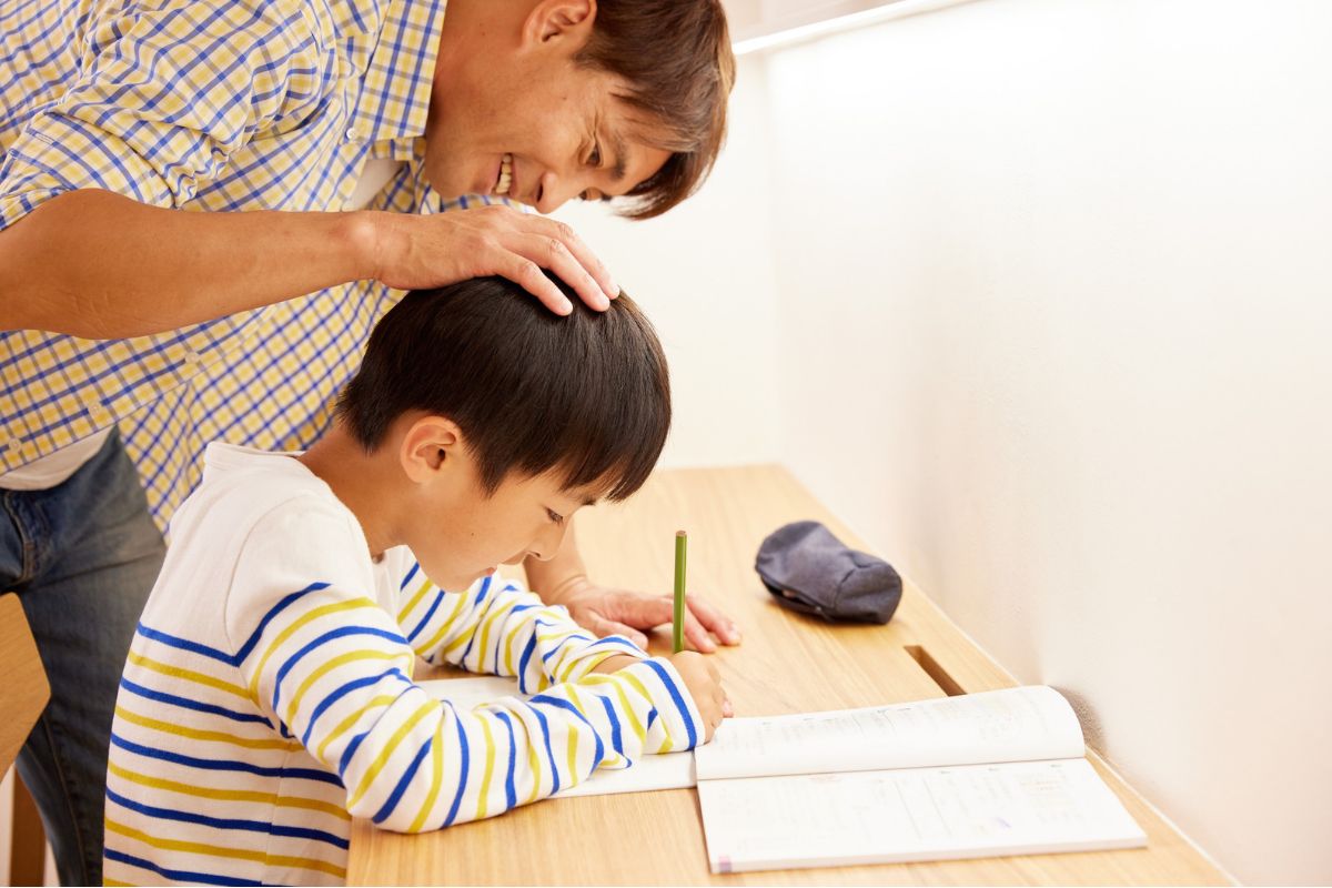 テストに向けて努力する子どもを励ますイメージ