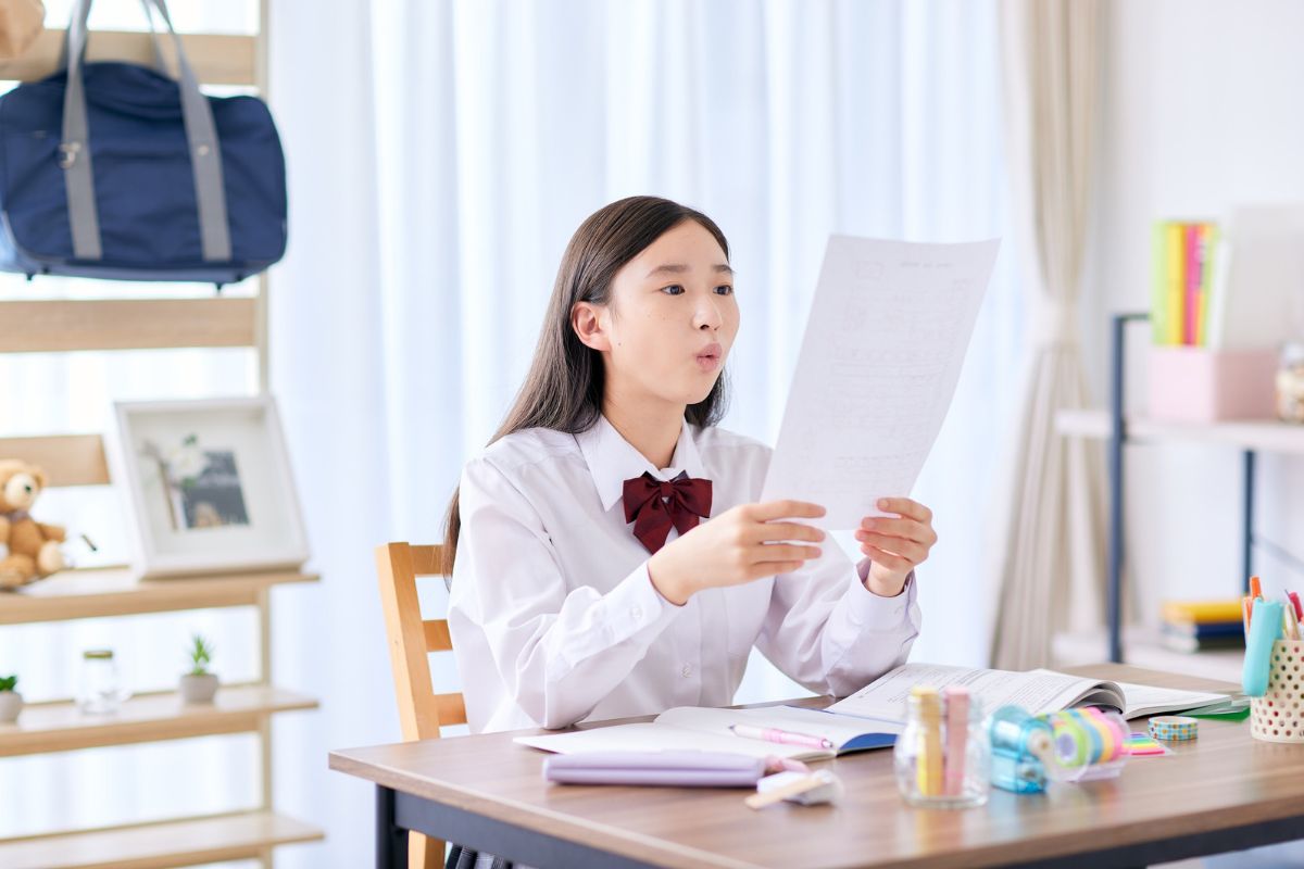 英単語を音読して学習する様子
