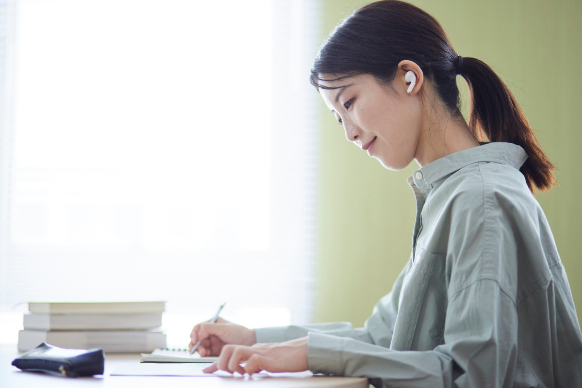 勉強に取り組む様子