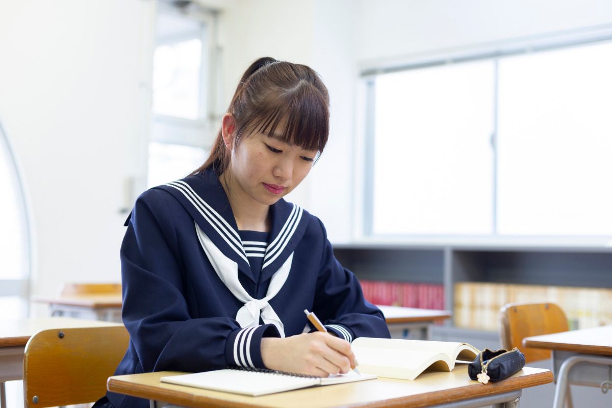 短い時間を活用して勉強に取り組むイメージ