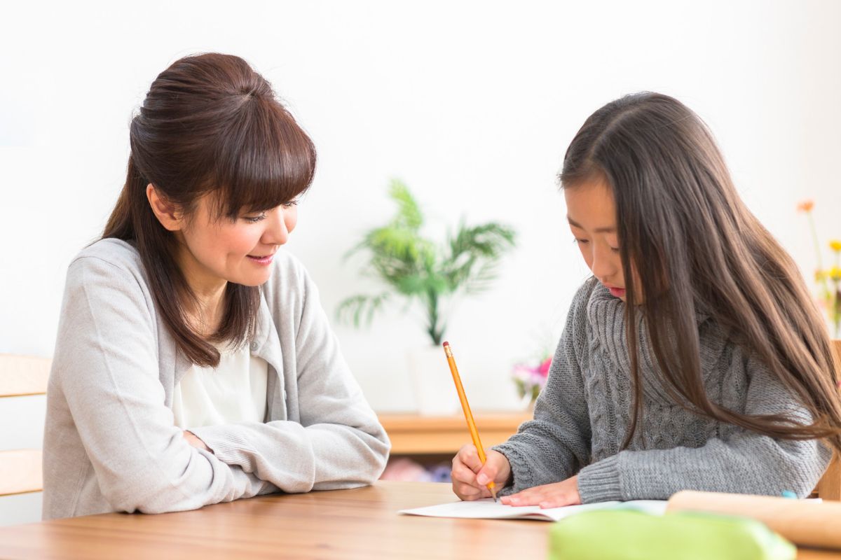 家族の協力を得ながら勉強に取り組むイメージ