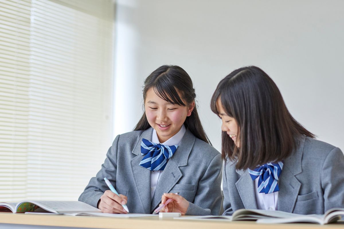 仲間と一緒に英単語を学習するイメージ