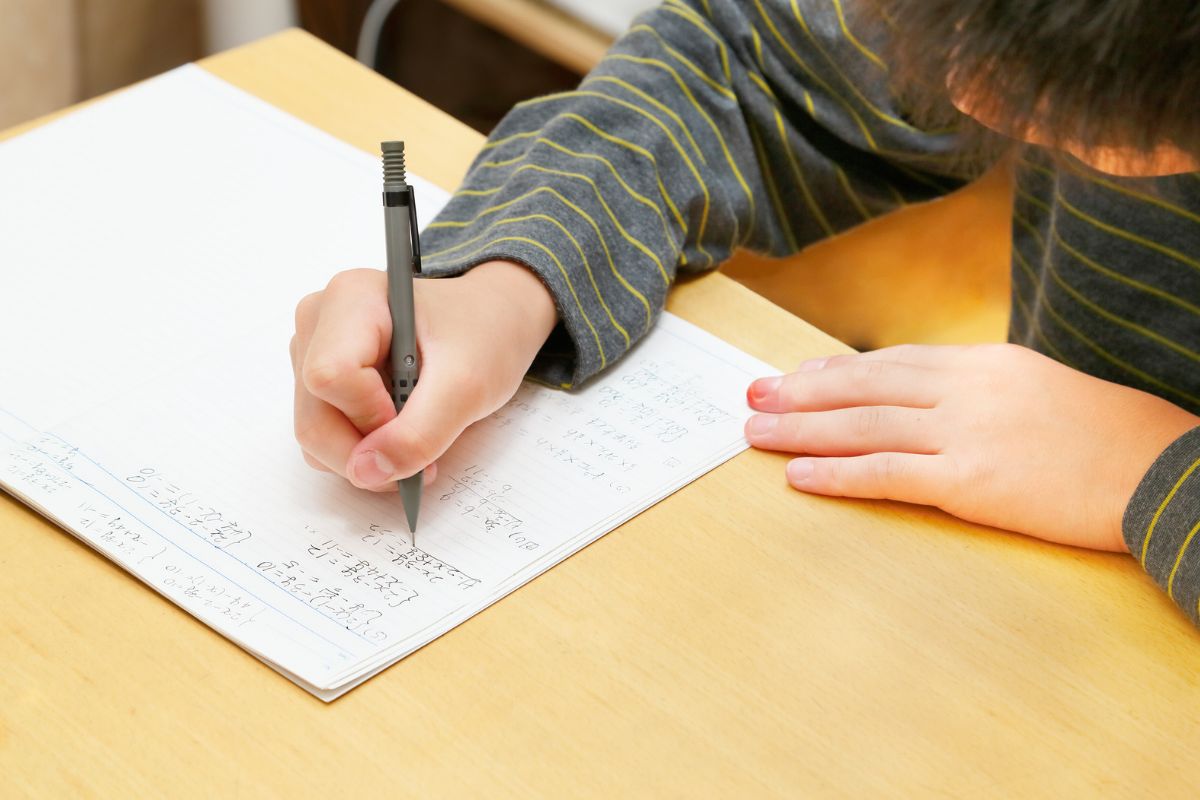 自主学習に取り組む子ども