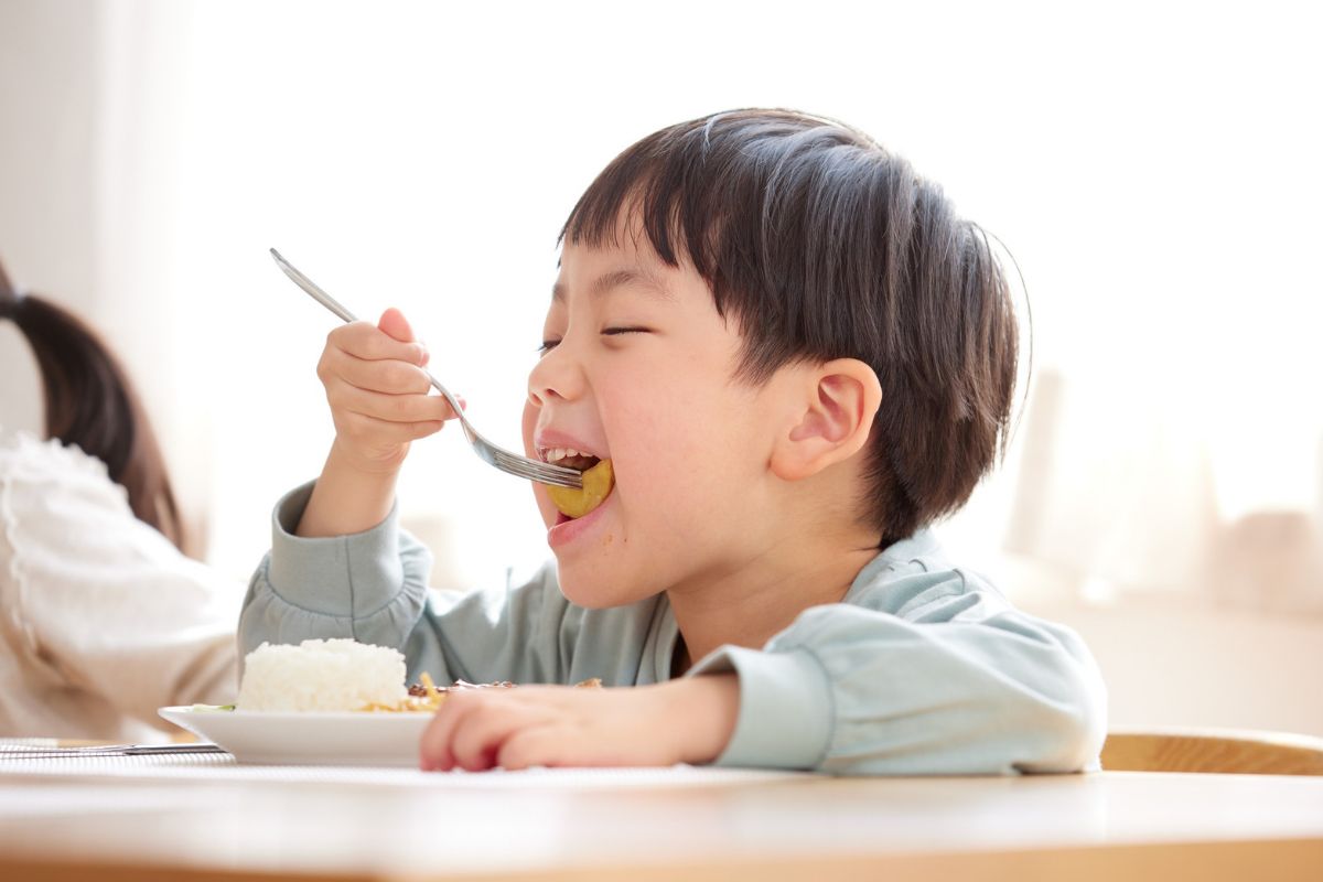 食事をする子ども