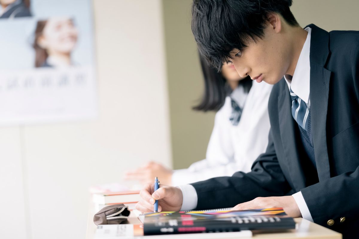 手書きで学習内容を整理する様子